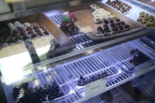 JEZ Chocolate display shelves