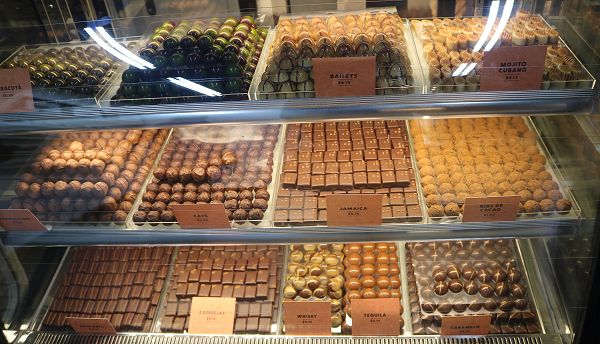 chocolate display shelves at Xocolatísimo